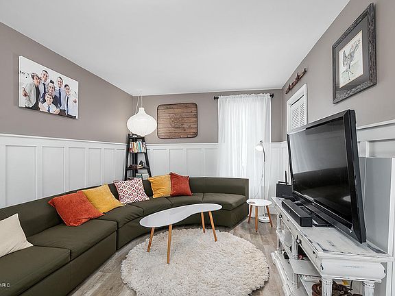 3rd image of 307 W Washington Ave