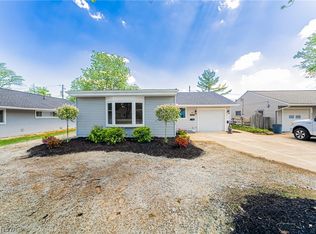 8699 Lynnhaven Rd, Parma Heights, OH 44130