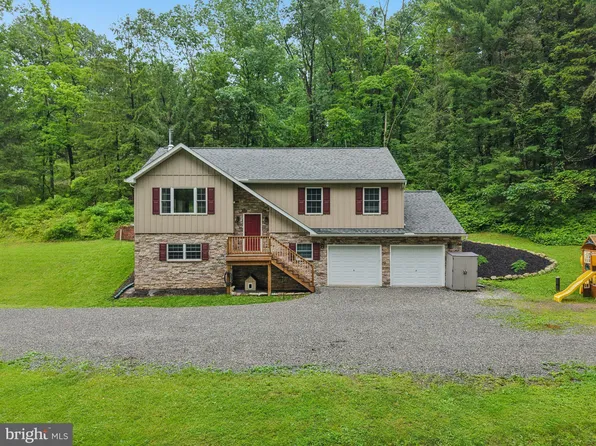 1442 Peacock Ln, Hellertown, PA 18055