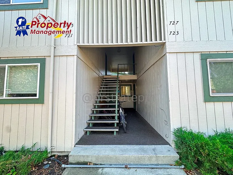 737 W Belmont St — Photo 18