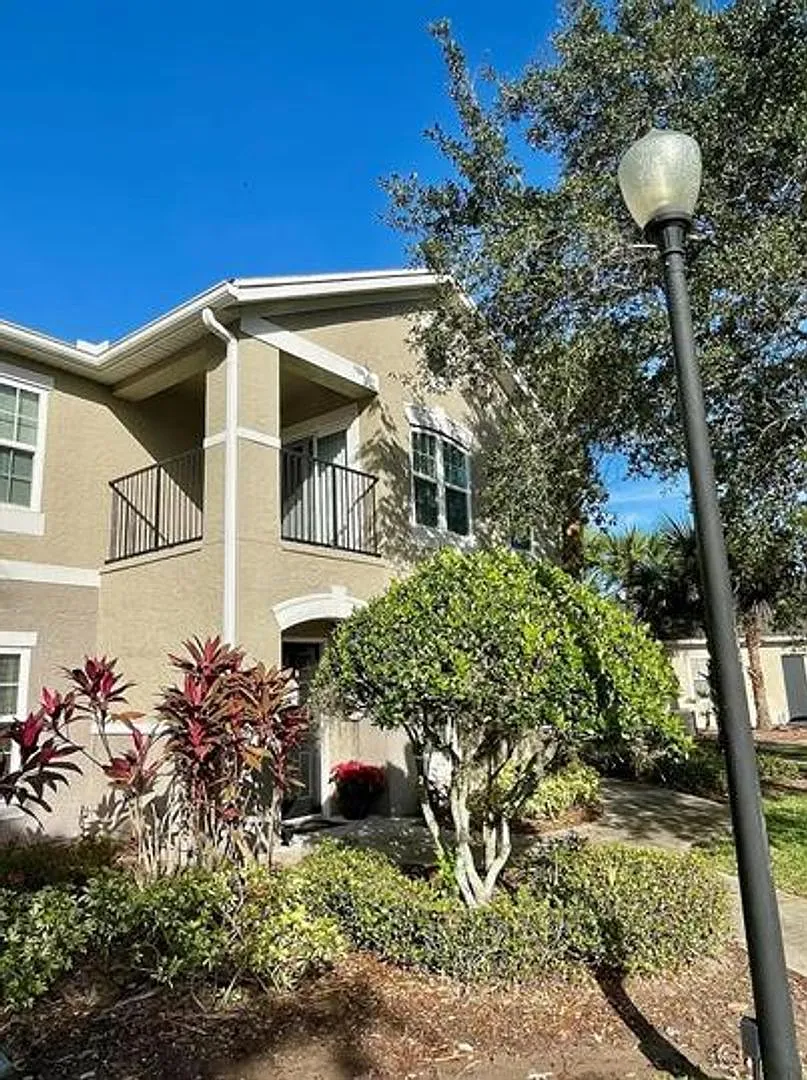 Spacious 2nd Floor - 2 Bed -2 Bath w/ Flex Space & Balcony in Courtney Landings — Photo 1
