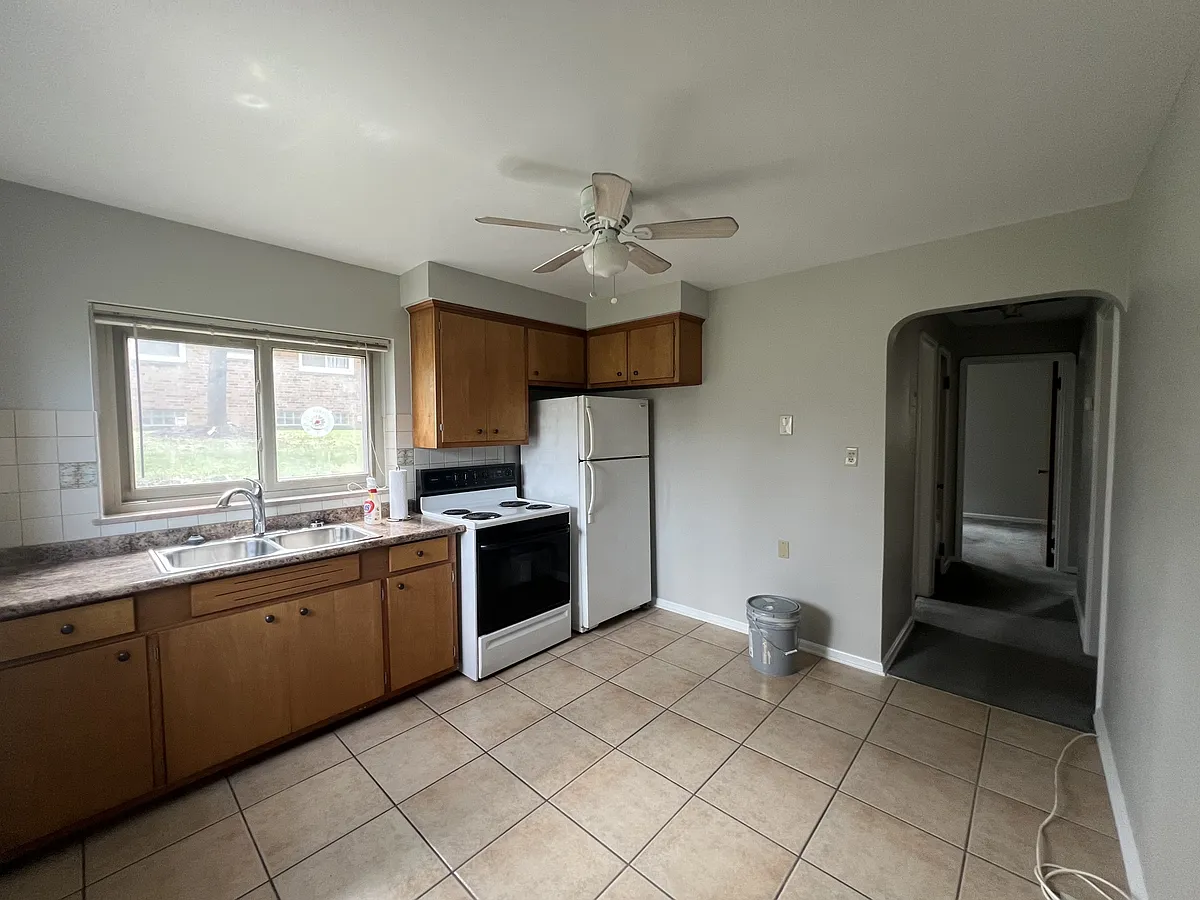 Building Photo - 6423 Ridge Rd #1