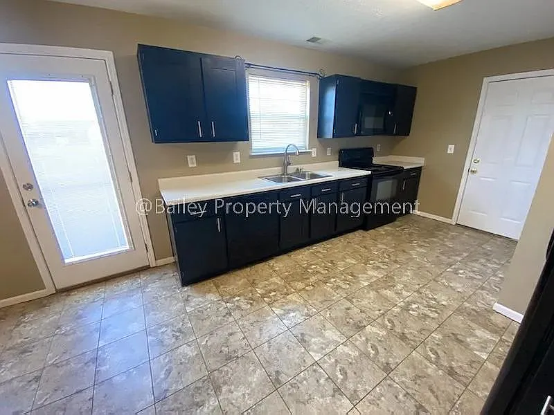 157 Sara Ct — Photo 2