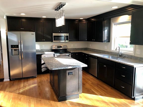 3rd image of 3125 Vivian Dr