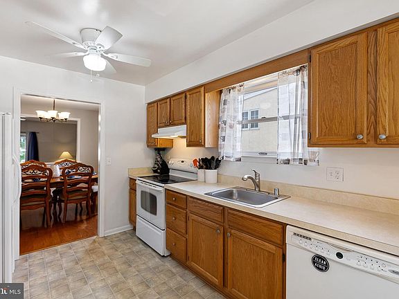 5th image of 216 E Market St