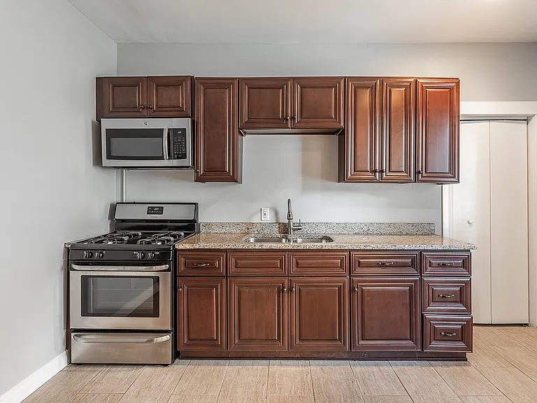 409 E 6th St #2 — Photo 7
