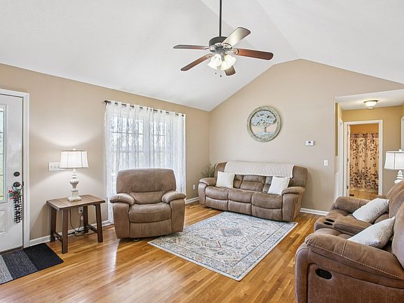 4th image of 532 Douglas Ln