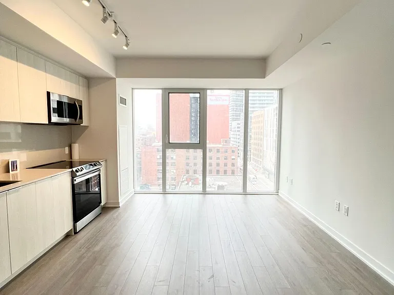 357 King St W #601 — Photo 4