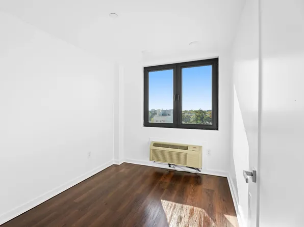 874 Willoughby Avenue image 6 of 11