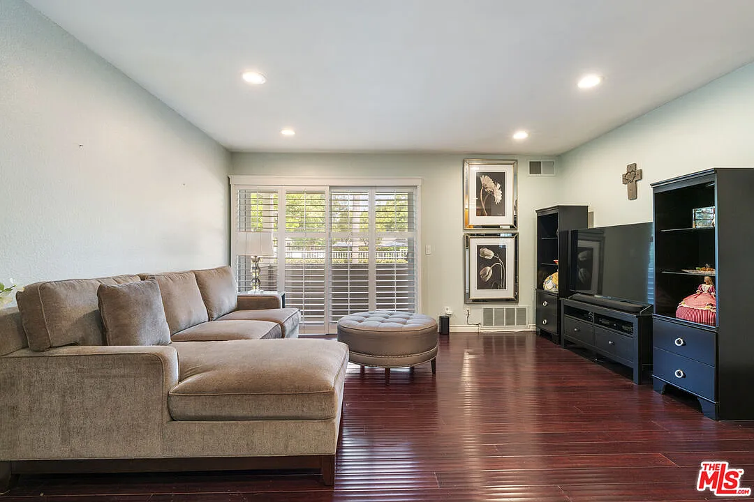 2 bed, 1.0 bath, 845 sqft, $2,900 — Photo 2