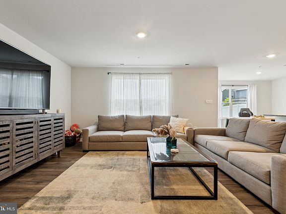 5th image of 298 Forest Edge Ave