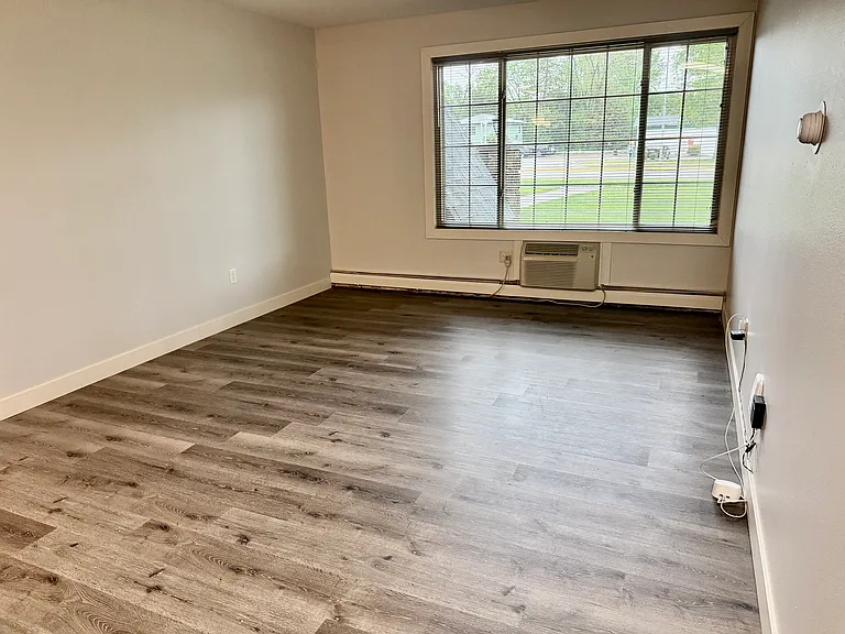 Middleton Commons — Photo 33