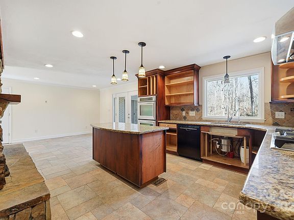 4th image of 138 Kingsway Cres