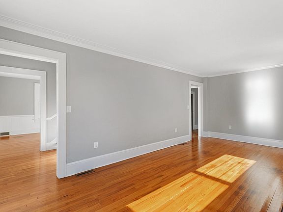 3rd image of 210 Dixie Ave