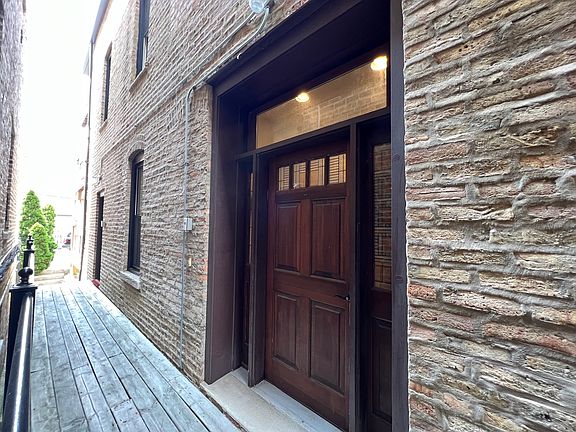 2nd image of 2044 N Winchester Ave APT 2R