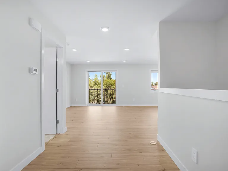 111 Adolph Cres — Photo 10
