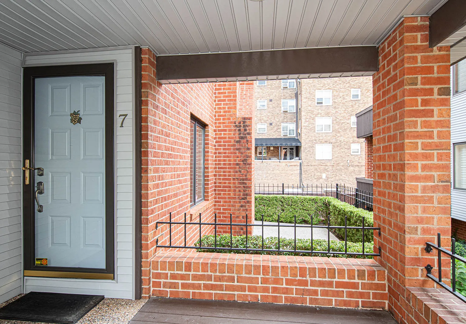 2 bed, 2.5 bath, 1600 sqft, $3,200 — Photo 2