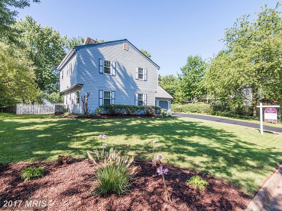 Gorgeous Landscaped Front Yard