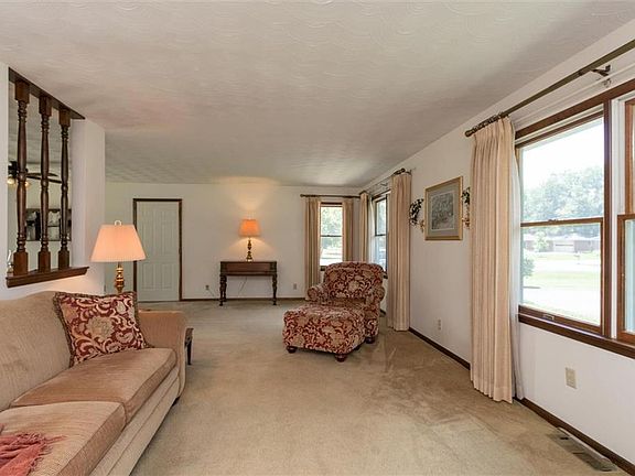 4th image of 555 Eustis Dr