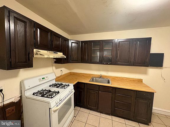 4th image of 4076 Roosevelt Blvd