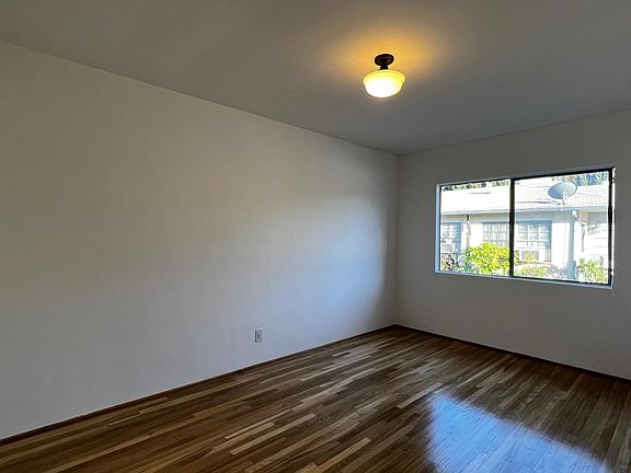 4th image of 130 N Beachwood Dr Unit A