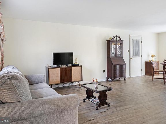5th image of 6439 Lancaster Dr