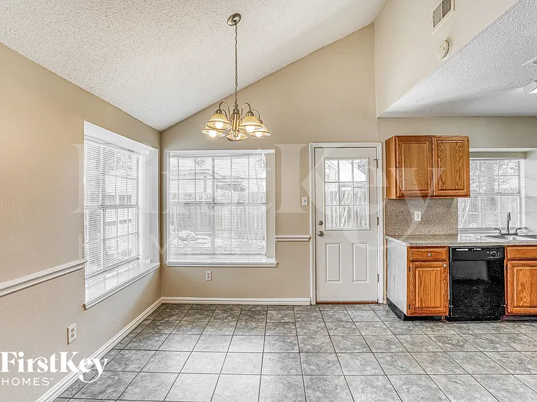 18614 Seaton Dr — Photo 7