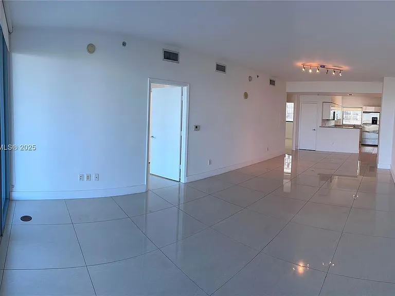 601 NE 36th St #706 — Photo 3