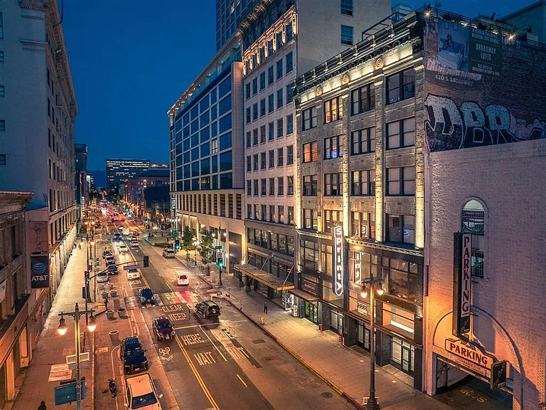 The Broadway Lofts — Photo 36