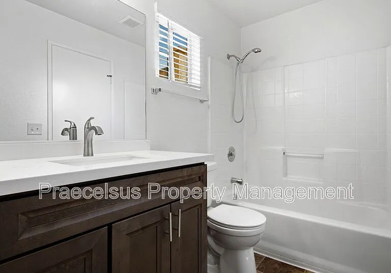 1070 Georgia St #M — Photo 9