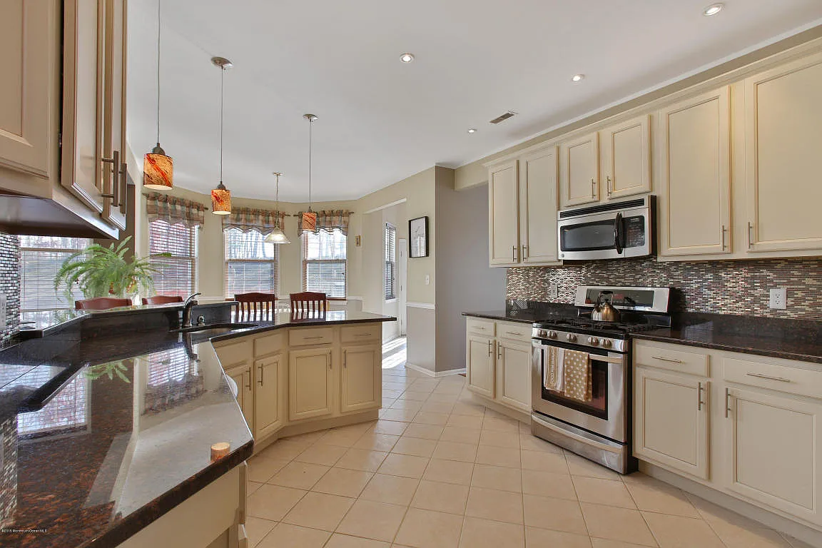 9 Greenwich Dr photo 1