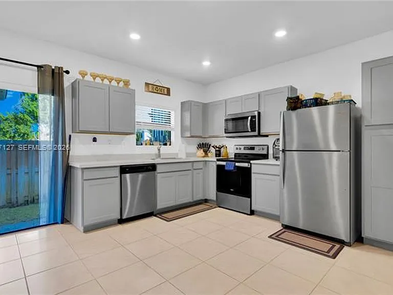 117 NE 3rd Ct #Townhouse 117 — Photo 12