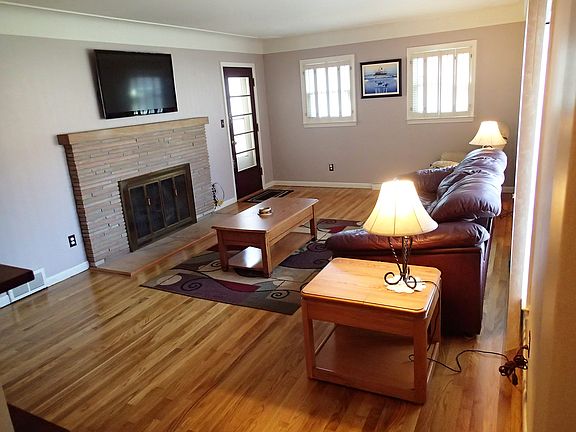 Living Room 20.5'x13'