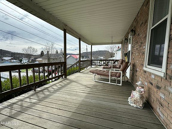 4th image of 154 Emma St