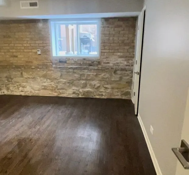 853GA W Barry Ave — Photo 5