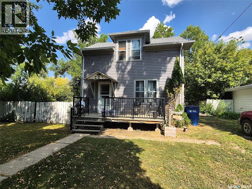 1st image of 207 Coteau Ave W
