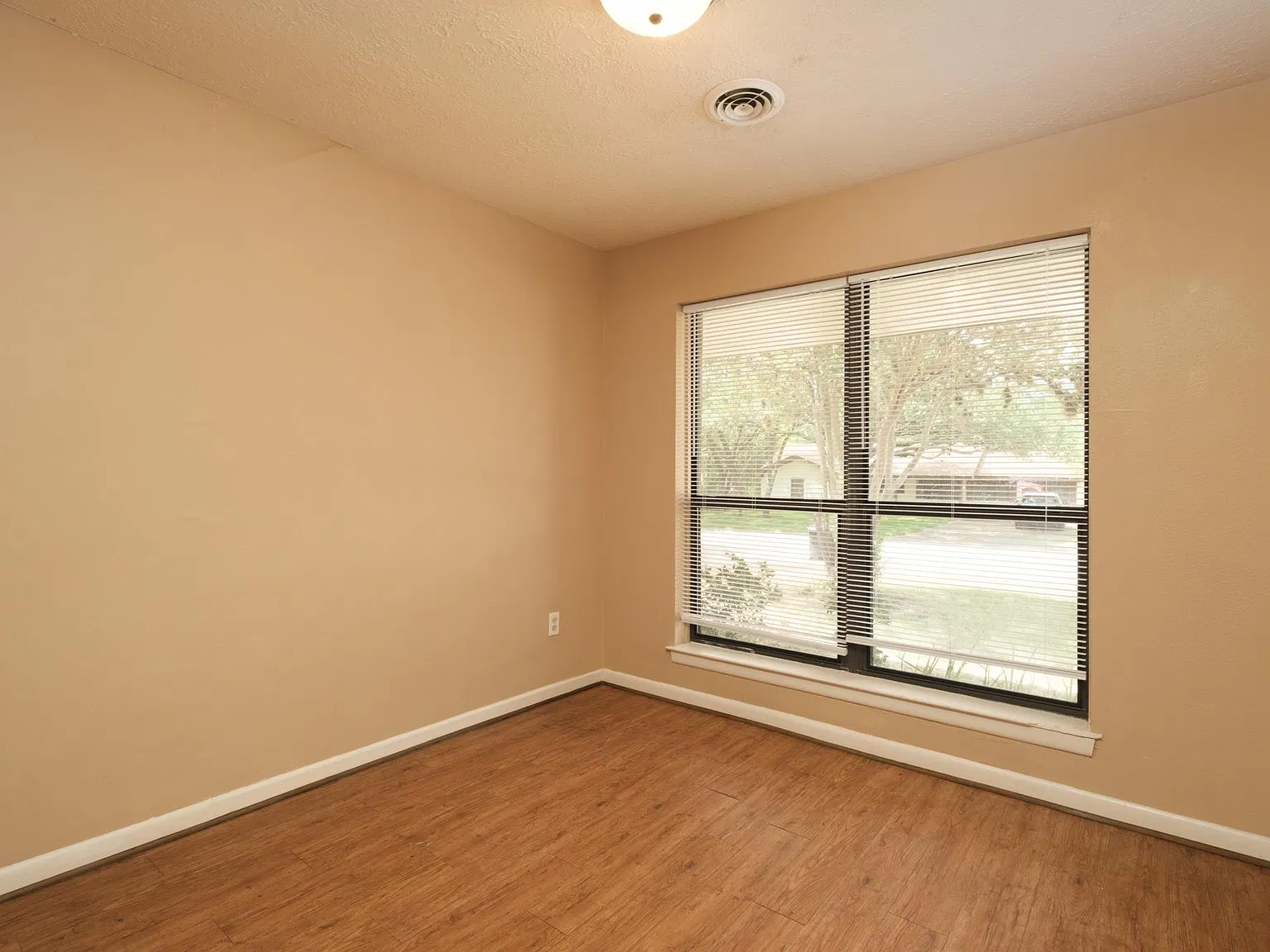 1302 Glade — Photo 1