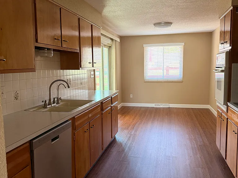 2510 Iris St — Photo 17