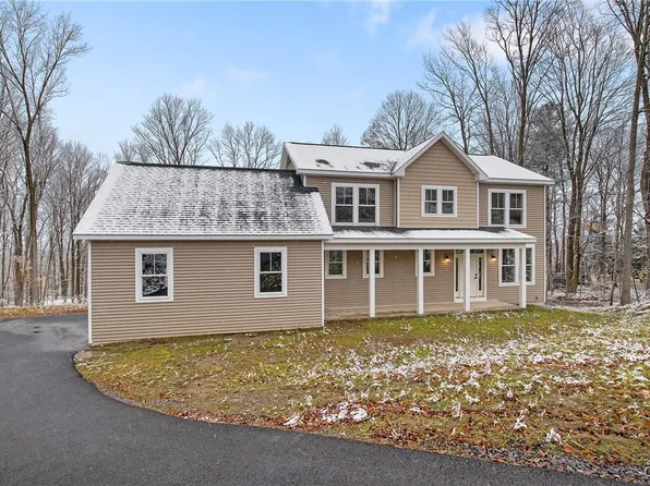 112 Topaz Trl, Syracuse, NY 13219