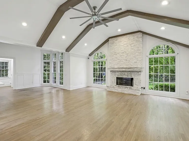 1905 Gainsborough Dr — Photo 2