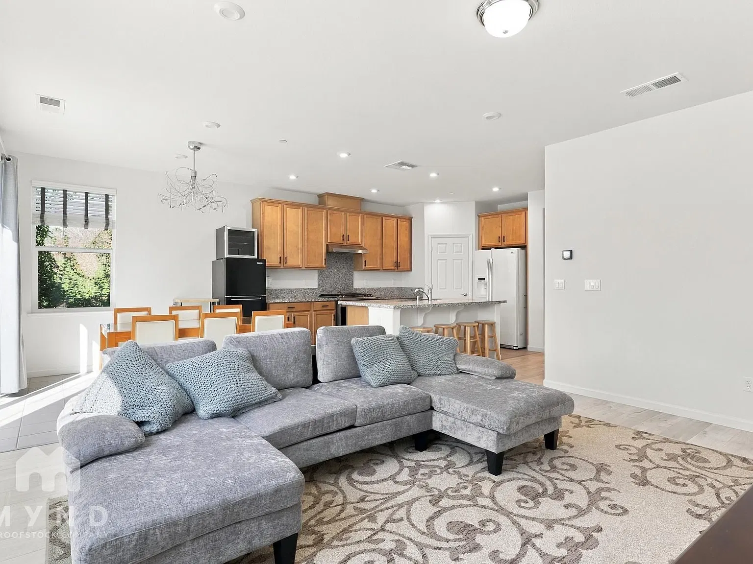 4 bed, 3.5 bath, 2216 sqft, $3,199 — Photo 2