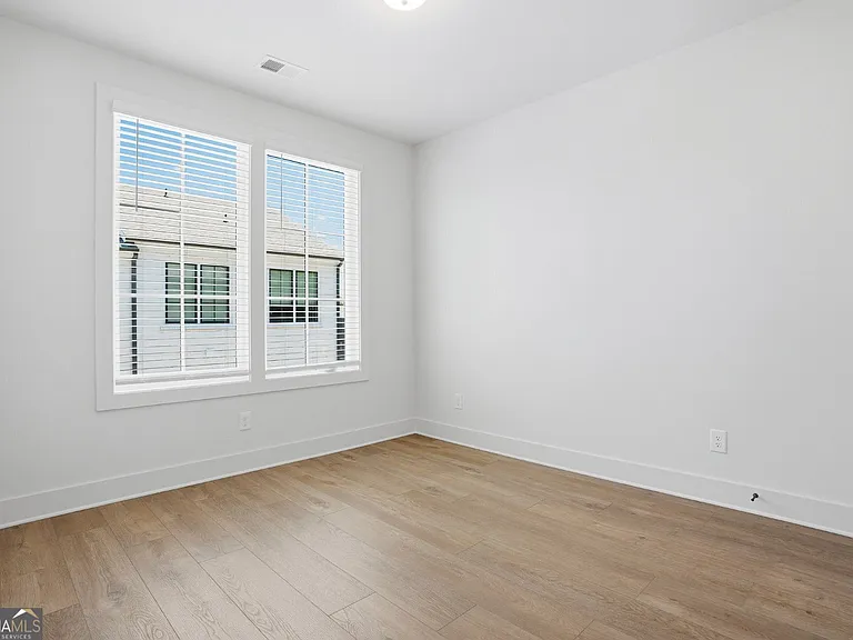 2597 Mackintosh — Photo 23