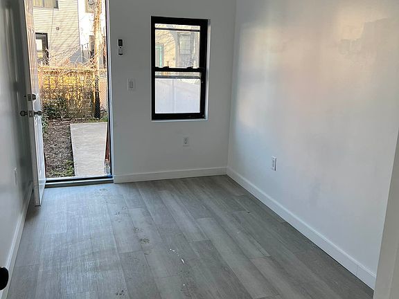 4th image of 898 Willoughby Ave #1