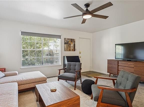 3rd image of 2724 Whitney Pl APT 327