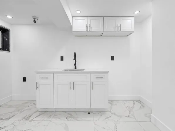 184-09 Jamaica Avenue image 8 of 13