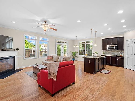 3rd image of 113 Pink Dogwood Ln