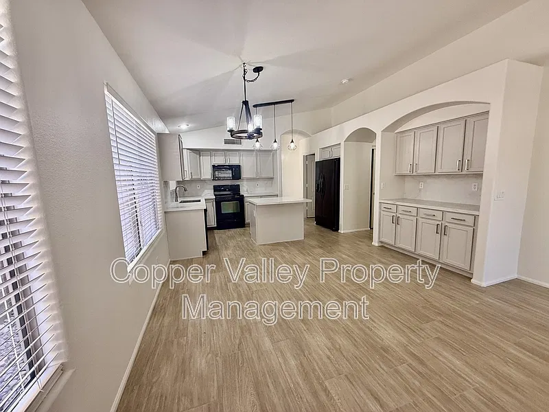 4 bed, 2.0 bath, 1782 sqft, $2,450 — Photo 2
