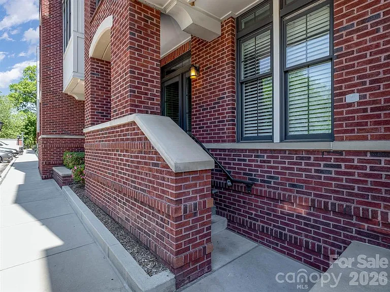 2810 Selwyn Ave #115 — Photo 2
