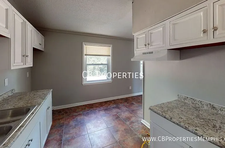 938 Bramblewood Ln — Photo 2