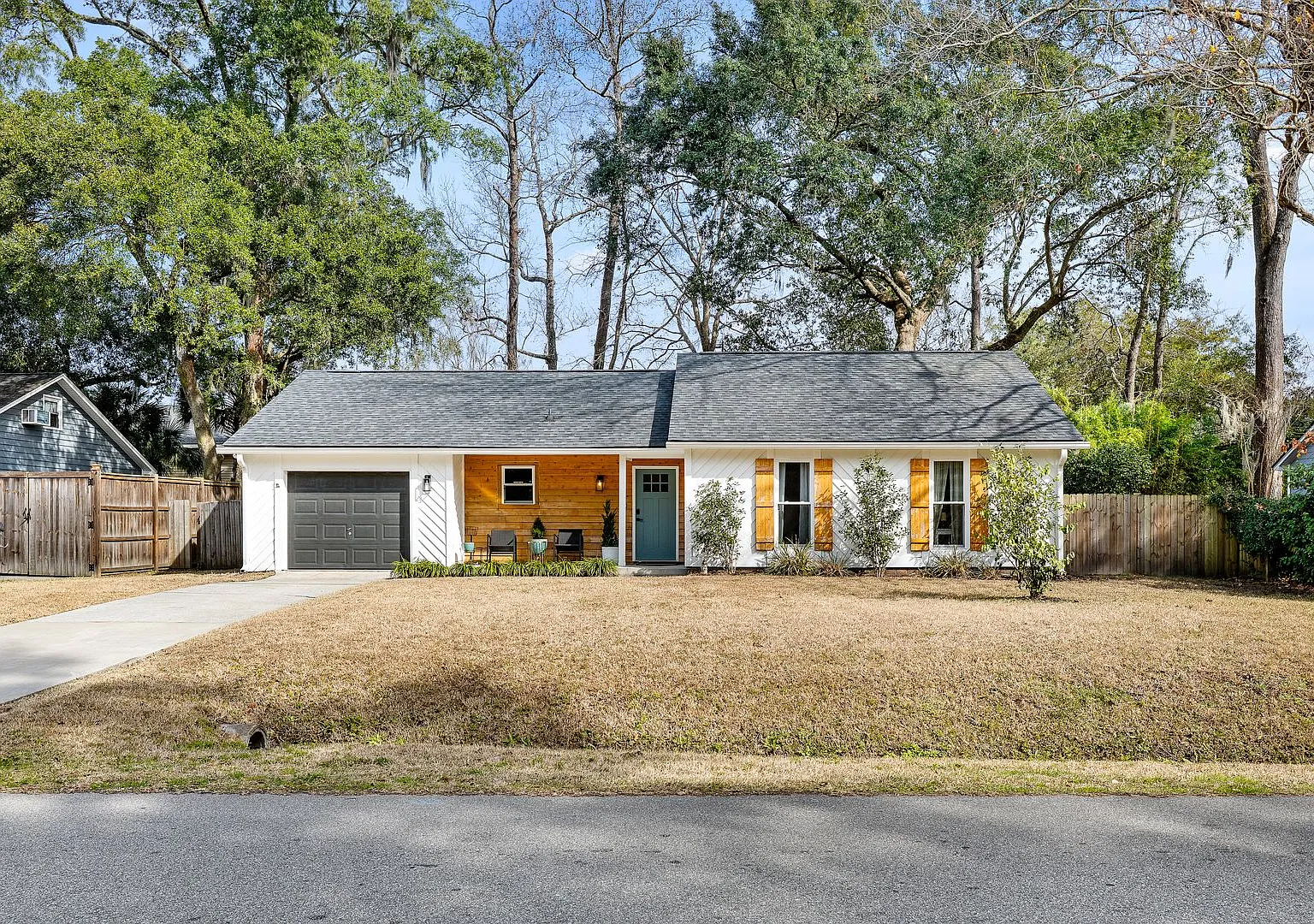 The Lemon House: A Designer Coastal Retreat on James Island — Photo 1